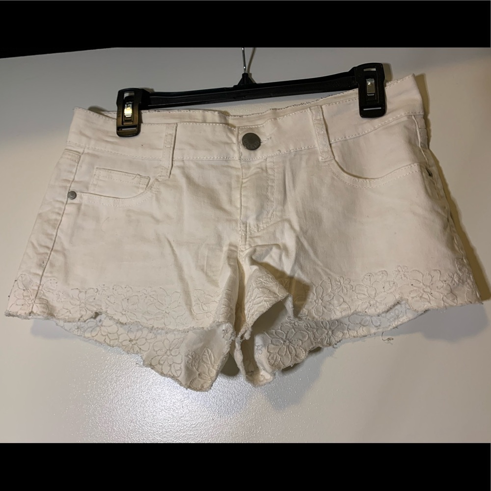Decree Floral Jean Shorts 
girls size:9 
White
